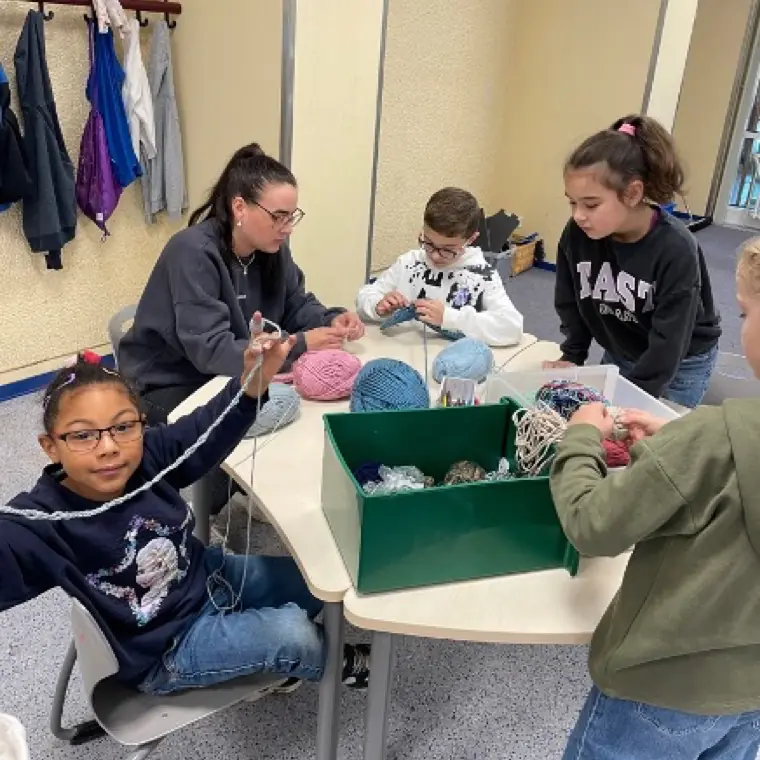 Ein Turm aus Spielzeuglegos in der Turnhalle