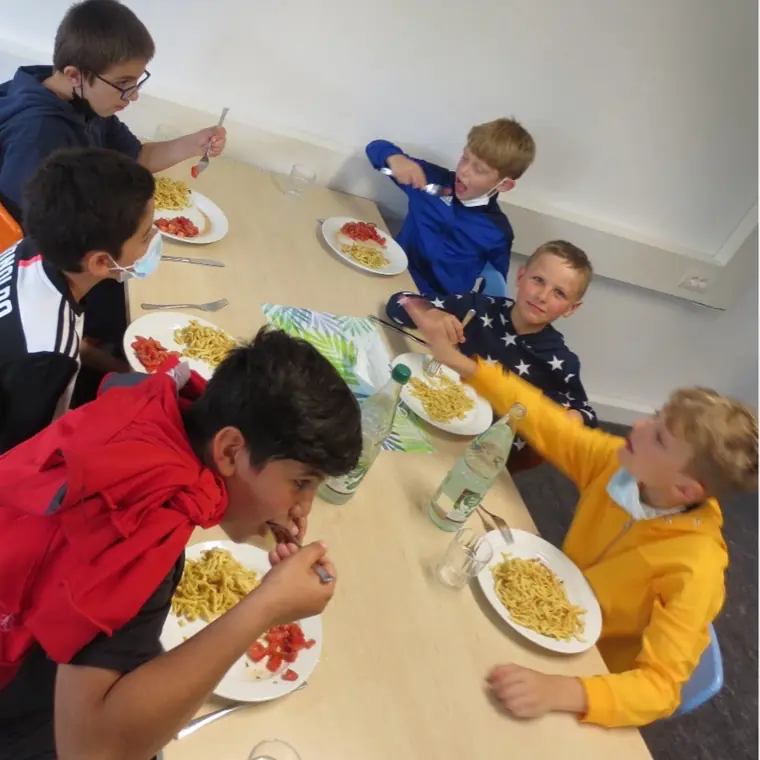 Ein Turm aus Spielzeuglegos in der Turnhalle