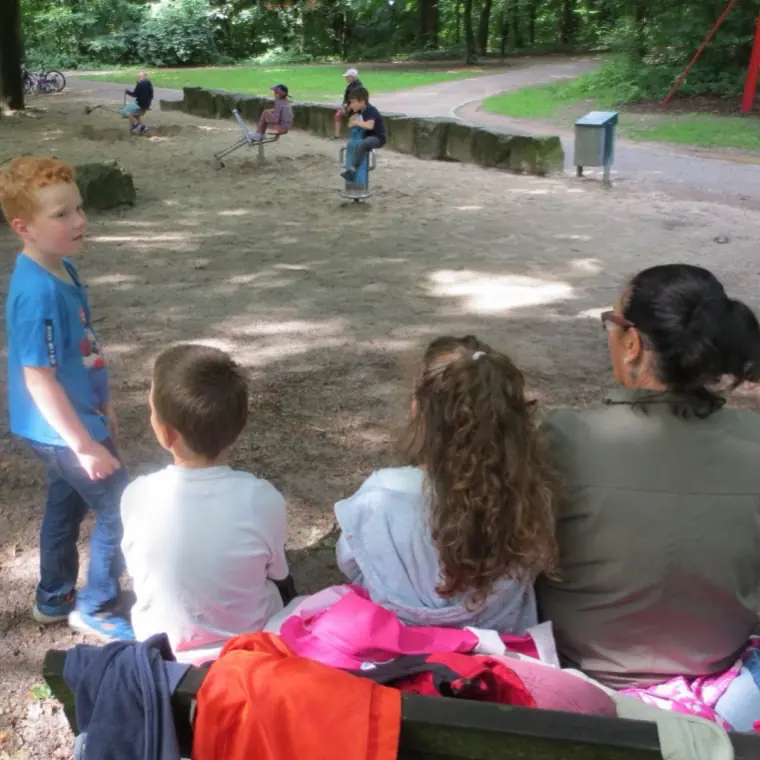Ein Turm aus Spielzeuglegos in der Turnhalle