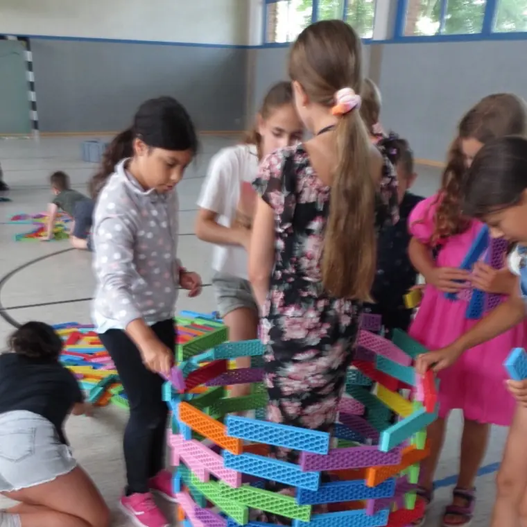 Ein Turm aus Spielzeuglegos in der Turnhalle